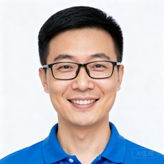 一位戴着黑框眼镜、穿着蓝色POLO衫的三十岁中国男性，面带微笑站在白色背景前，眼神自信而友善，黑色短发整齐利落。